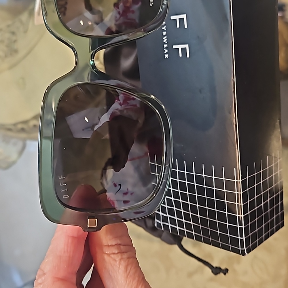 New Diff Sun Glasses - image 2